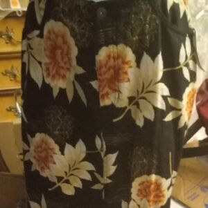 Not new,tag,vintage floral black zip front mid 32 in skirt,front pockets size 6.